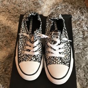 🖤🤍 NWOT Black & White Converse Size 6